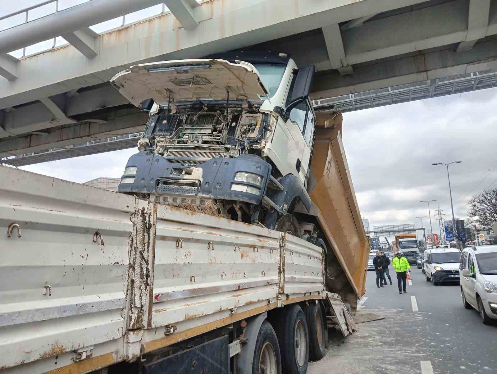 Ankara’da tıra yüklenmiş hafriyat kamyonu üst geçide çarptı
