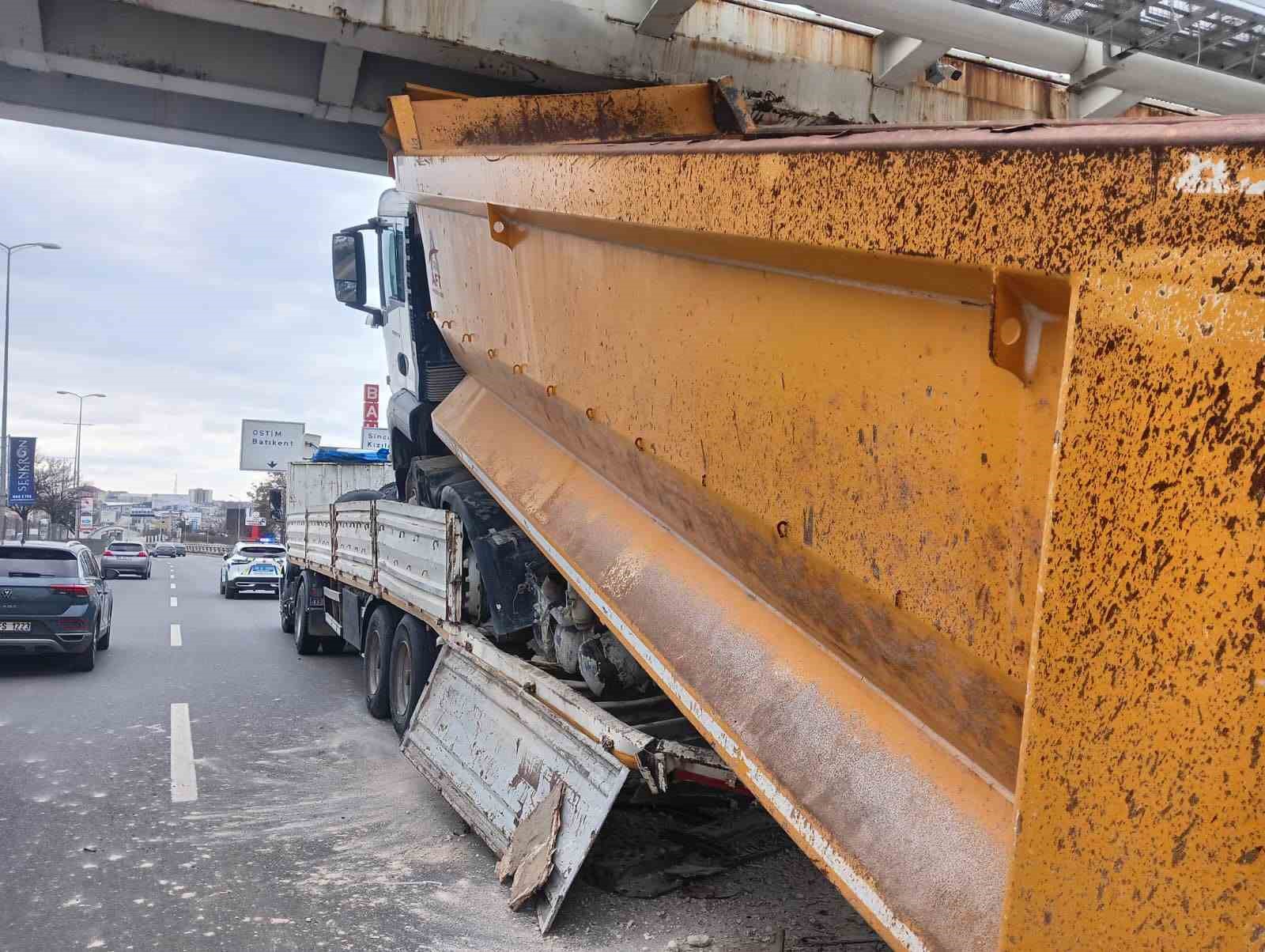 Ankara’da tıra yüklenmiş hafriyat kamyonu üst geçide çarptı
