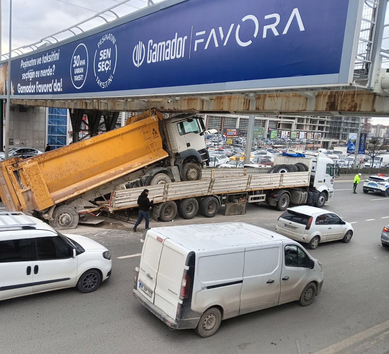 Ankara’da tıra yüklenmiş hafriyat kamyonu üst geçide çarptı
