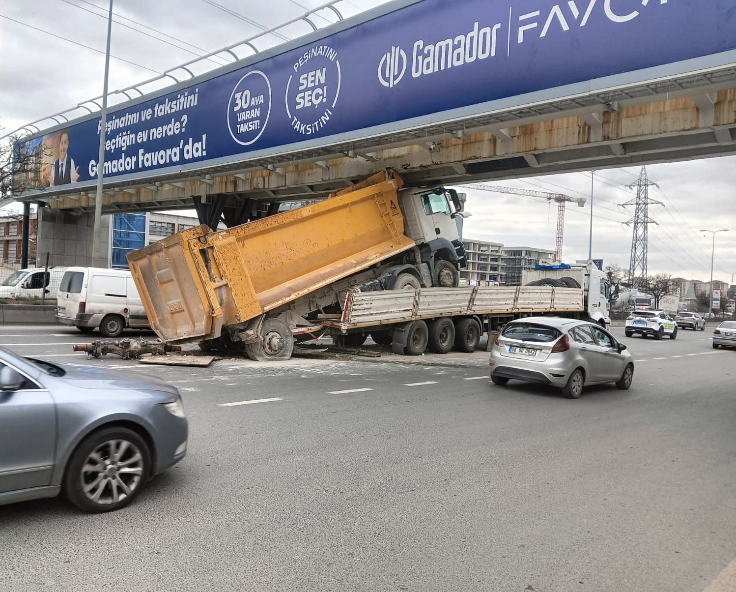 Ankara’da tıra yüklenmiş hafriyat kamyonu üst geçide çarptı
