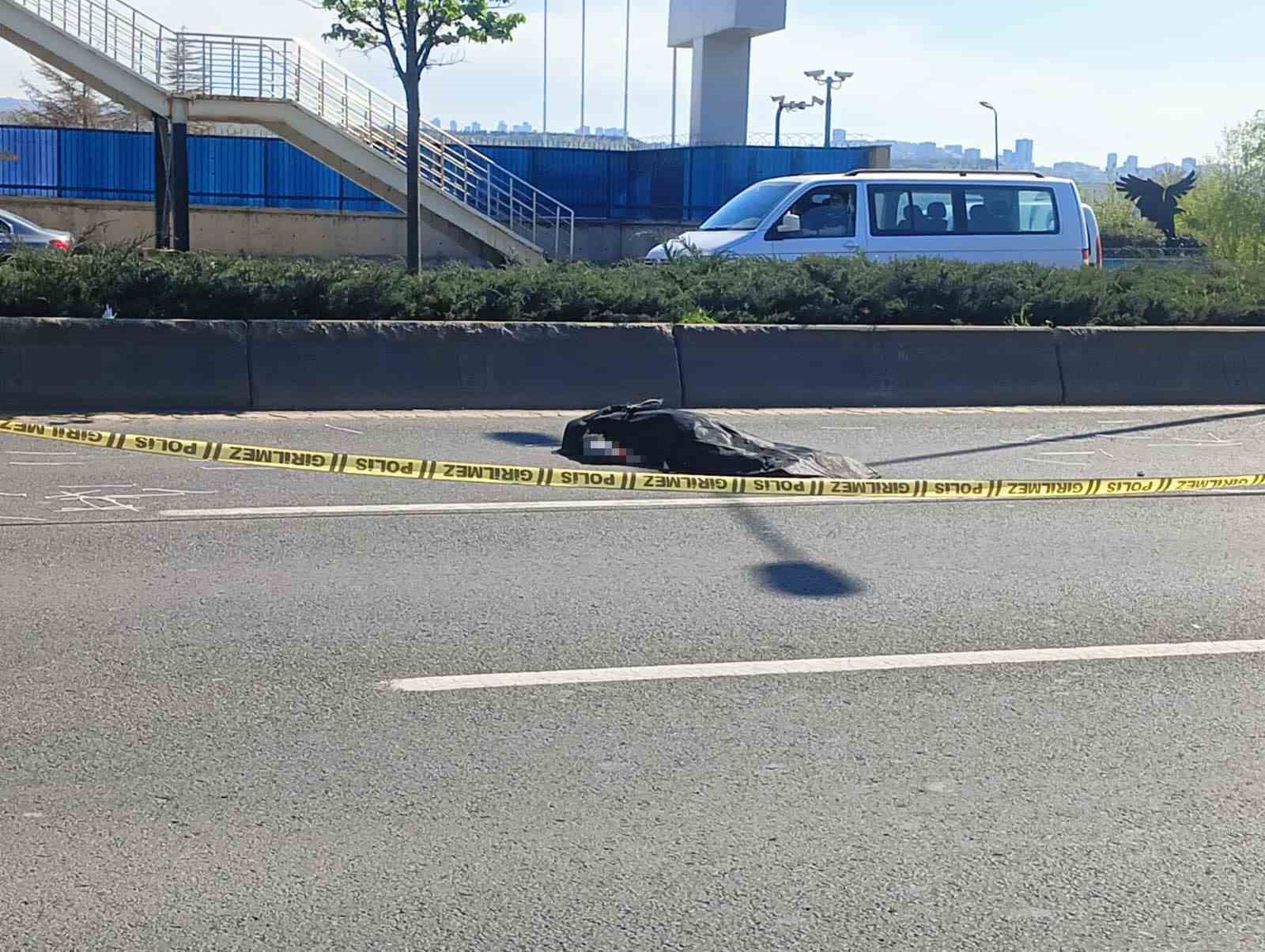 Ankara’da üst geçitten düşen işçiyi otomobil ezdi
