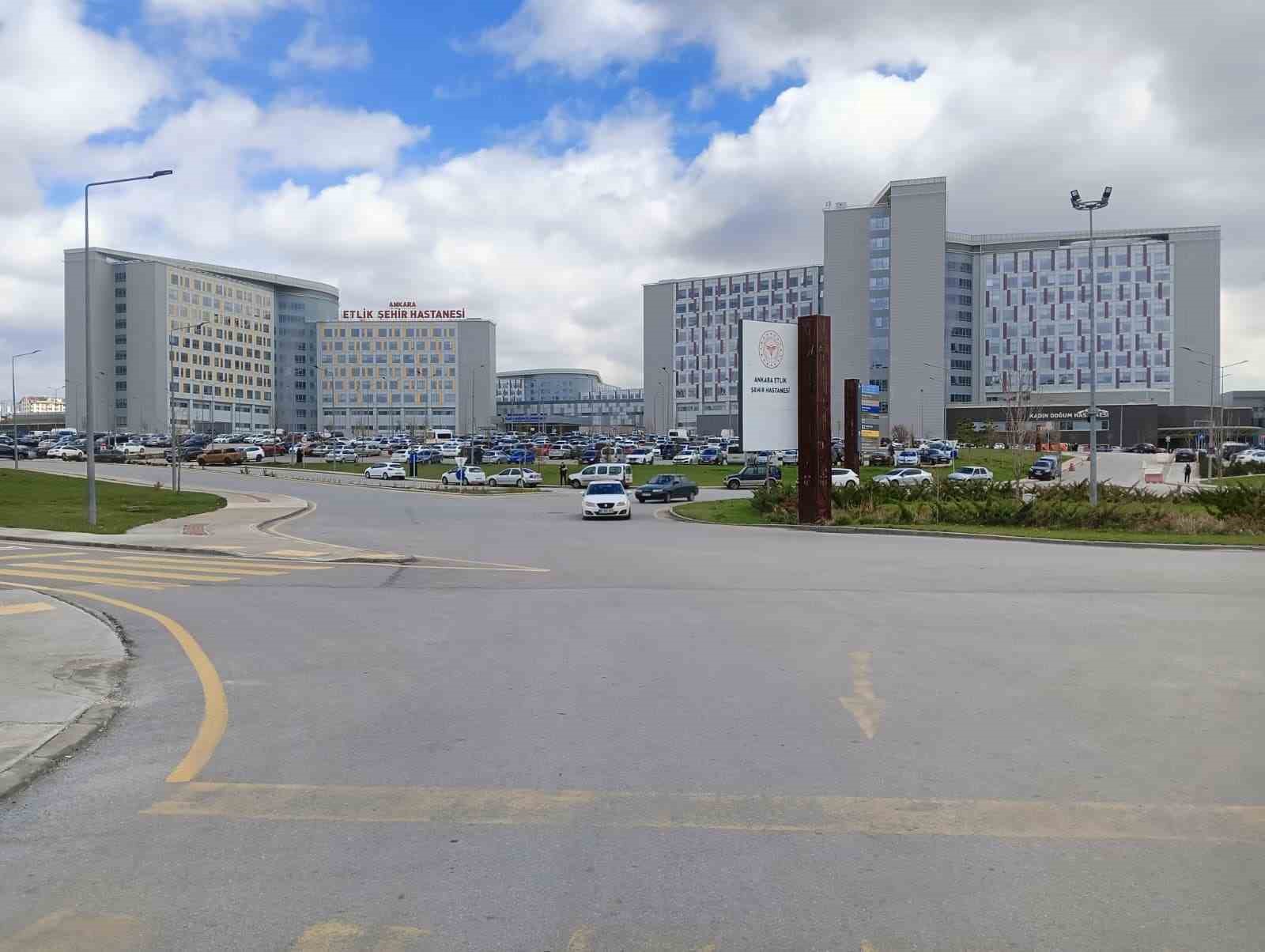 Ankara’da yolun karşısına geçmeye çalıştığı sırada otomobil çarpan çocuk ağır yaralandı
