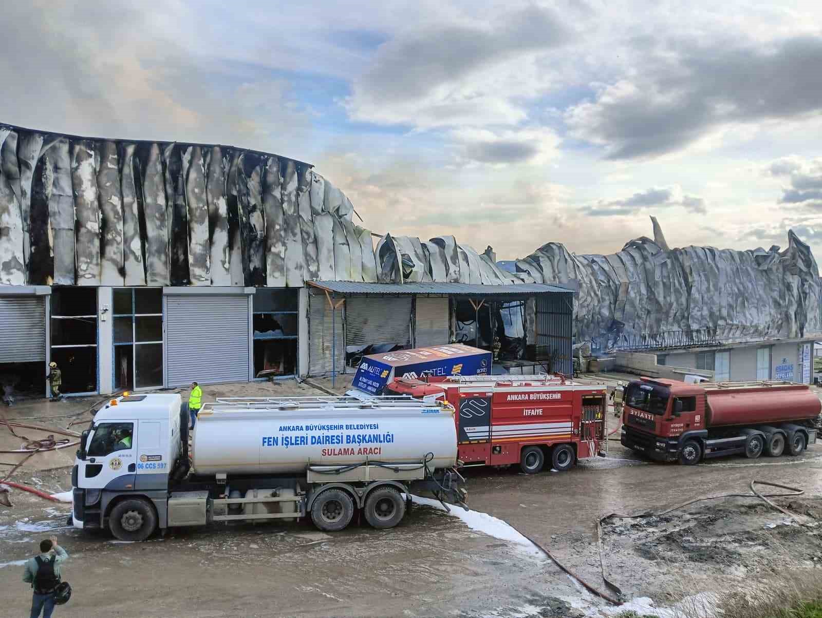 Ankara’daki mobilya deposu yangını kontrol altına alındı
