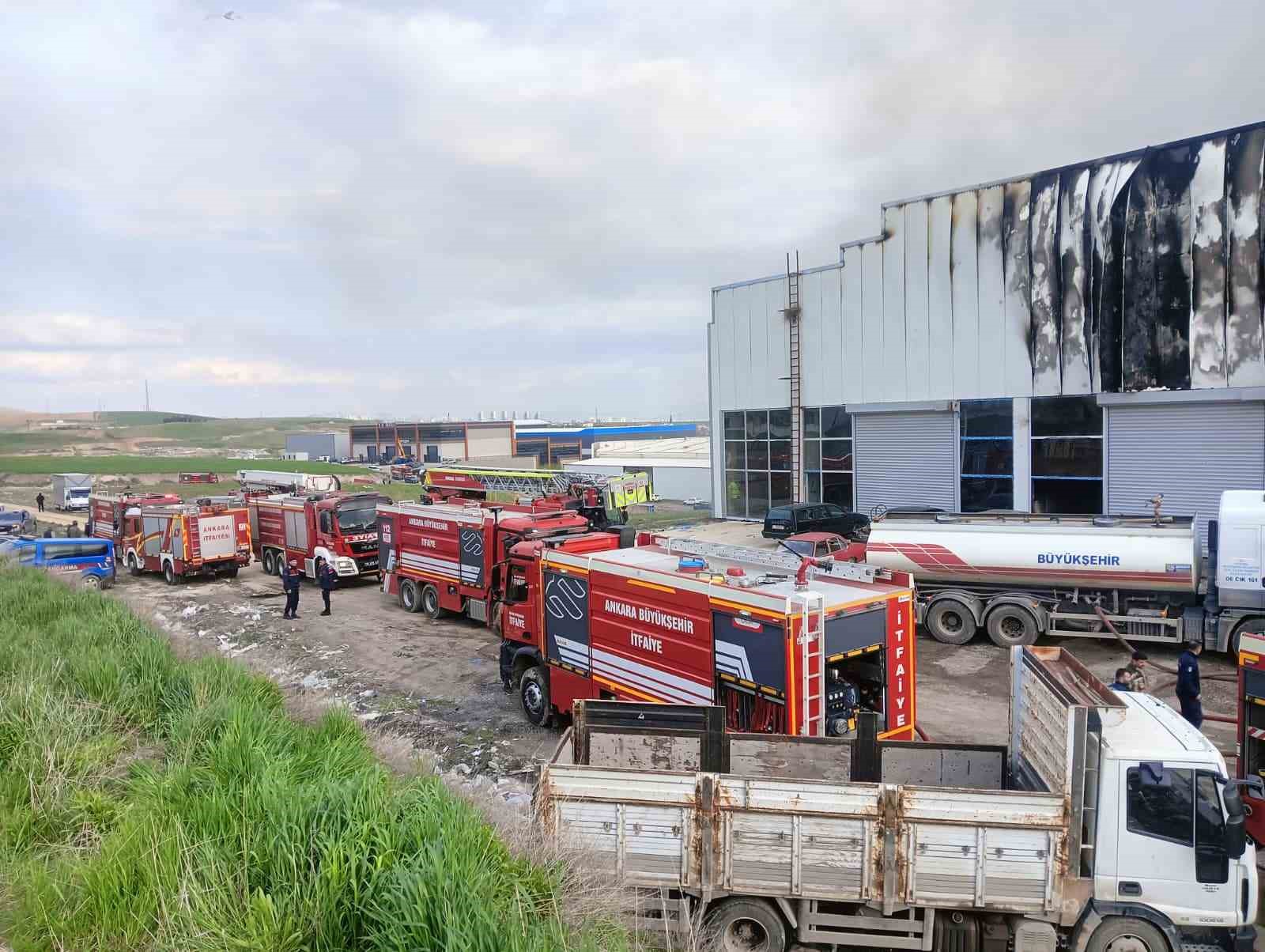 Ankara’daki mobilya deposu yangını kontrol altına alındı

