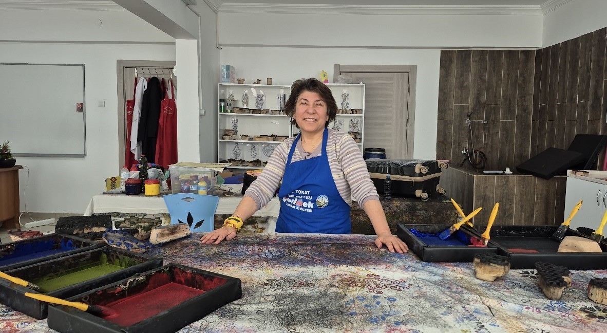 Ankaralı ebru sanatçısı geleneksel baskı sanatını yerinde öğrenmek için Tokat’a geldi
Ankaralı ebru sanatçısı geleneksel baskı sanatını yerinde öğrenmek için Tokat’a geldi