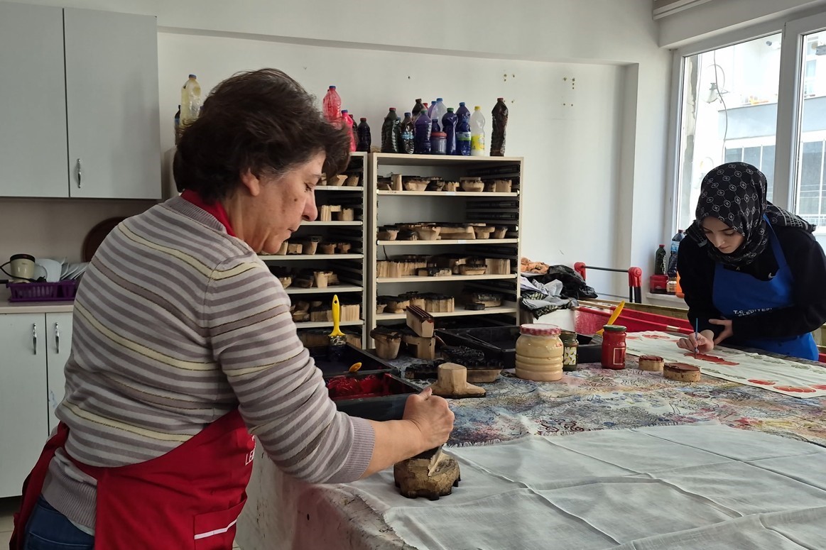 Ankaralı ebru sanatçısı geleneksel baskı sanatını yerinde öğrenmek için Tokat’a geldi
Ankaralı ebru sanatçısı geleneksel baskı sanatını yerinde öğrenmek için Tokat’a geldi