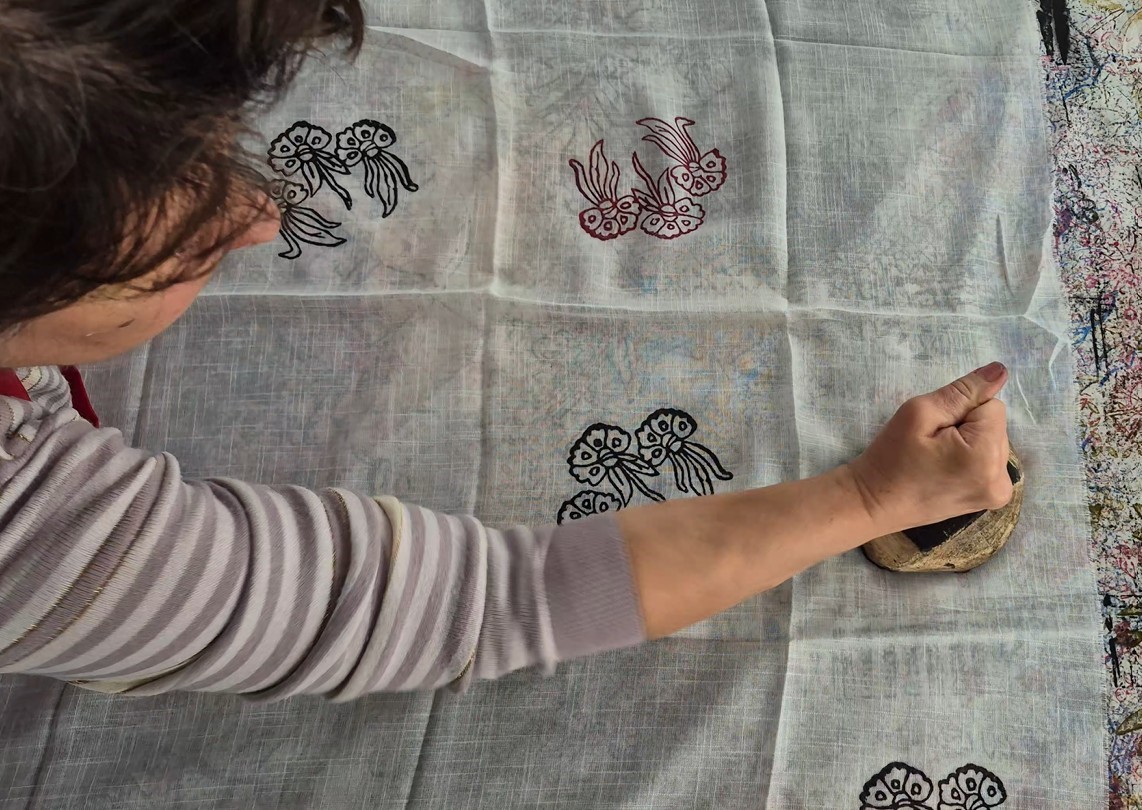 Ankaralı ebru sanatçısı geleneksel baskı sanatını yerinde öğrenmek için Tokat’a geldi
Ankaralı ebru sanatçısı geleneksel baskı sanatını yerinde öğrenmek için Tokat’a geldi