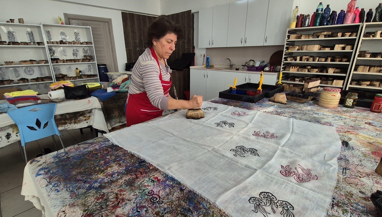 Ankaralı ebru sanatçısı geleneksel baskı sanatını yerinde öğrenmek için Tokat’a geldi
Ankaralı ebru sanatçısı geleneksel baskı sanatını yerinde öğrenmek için Tokat’a geldi