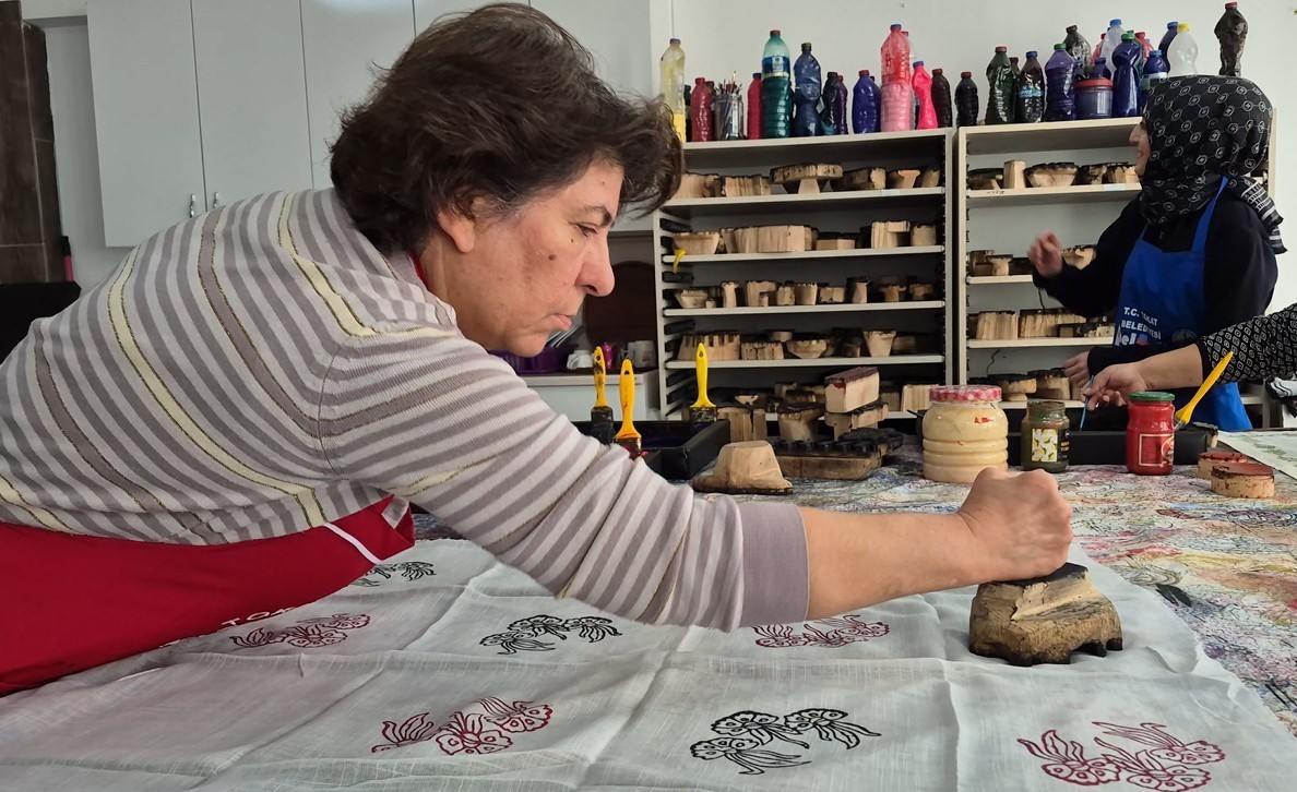 Ankaralı ebru sanatçısı geleneksel baskı sanatını yerinde öğrenmek için Tokat’a geldi
Ankaralı ebru sanatçısı geleneksel baskı sanatını yerinde öğrenmek için Tokat’a geldi