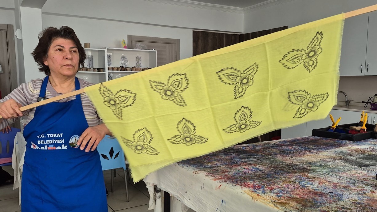 Ankaralı ebru sanatçısı geleneksel baskı sanatını yerinde öğrenmek için Tokat’a geldi
Ankaralı ebru sanatçısı geleneksel baskı sanatını yerinde öğrenmek için Tokat’a geldi