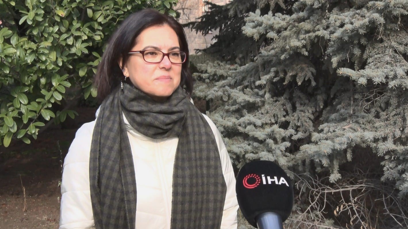 Ankara’nın parklarını mesken tutan yeşil papağanlar sert iklim şartlarında hayatta kalmayı başarıyor
Ankara’nın parklarını mesken tutan yeşil papağanlar sert iklim şartlarında hayatta kalmayı başarıyor