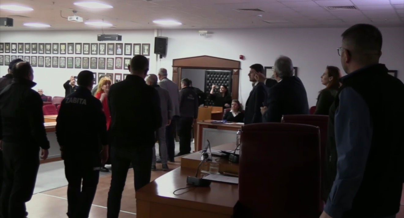 Anma töreni krize dönüştü: Mecliste gergin dakikalar
