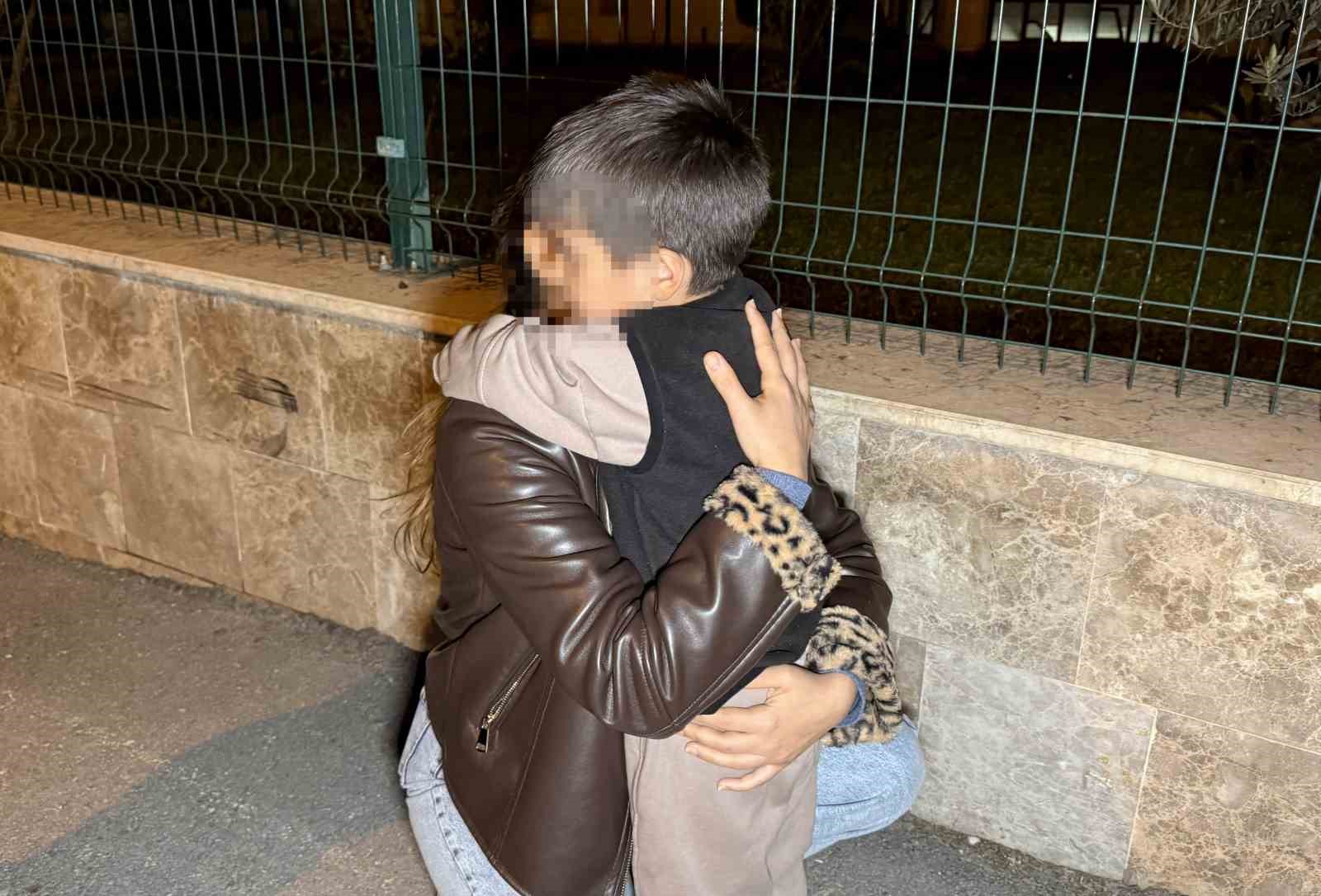 Anne, çocuğuna 1,5 yıl sonra polis merkezinde kavuştu
