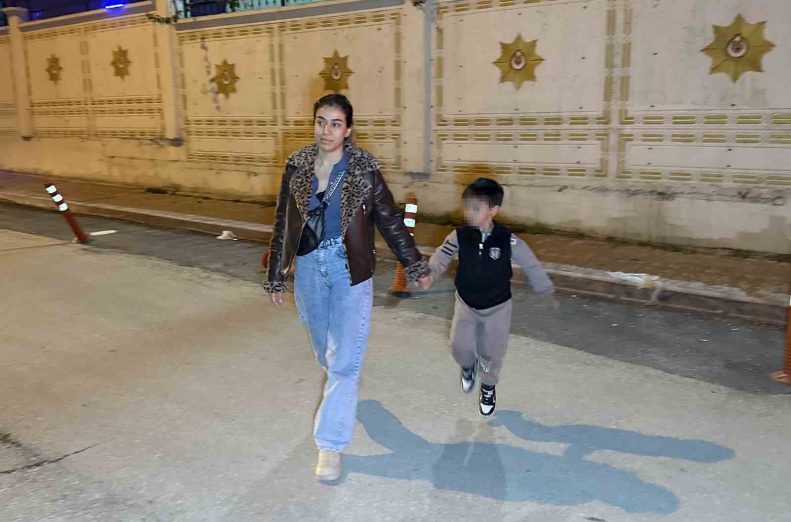 Anne, çocuğuna 1,5 yıl sonra polis merkezinde kavuştu
