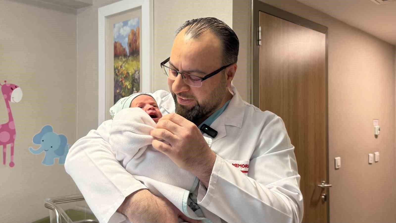 Anne karnındayken milyonda bir görülecek sağlık sorunuyla doğdu
