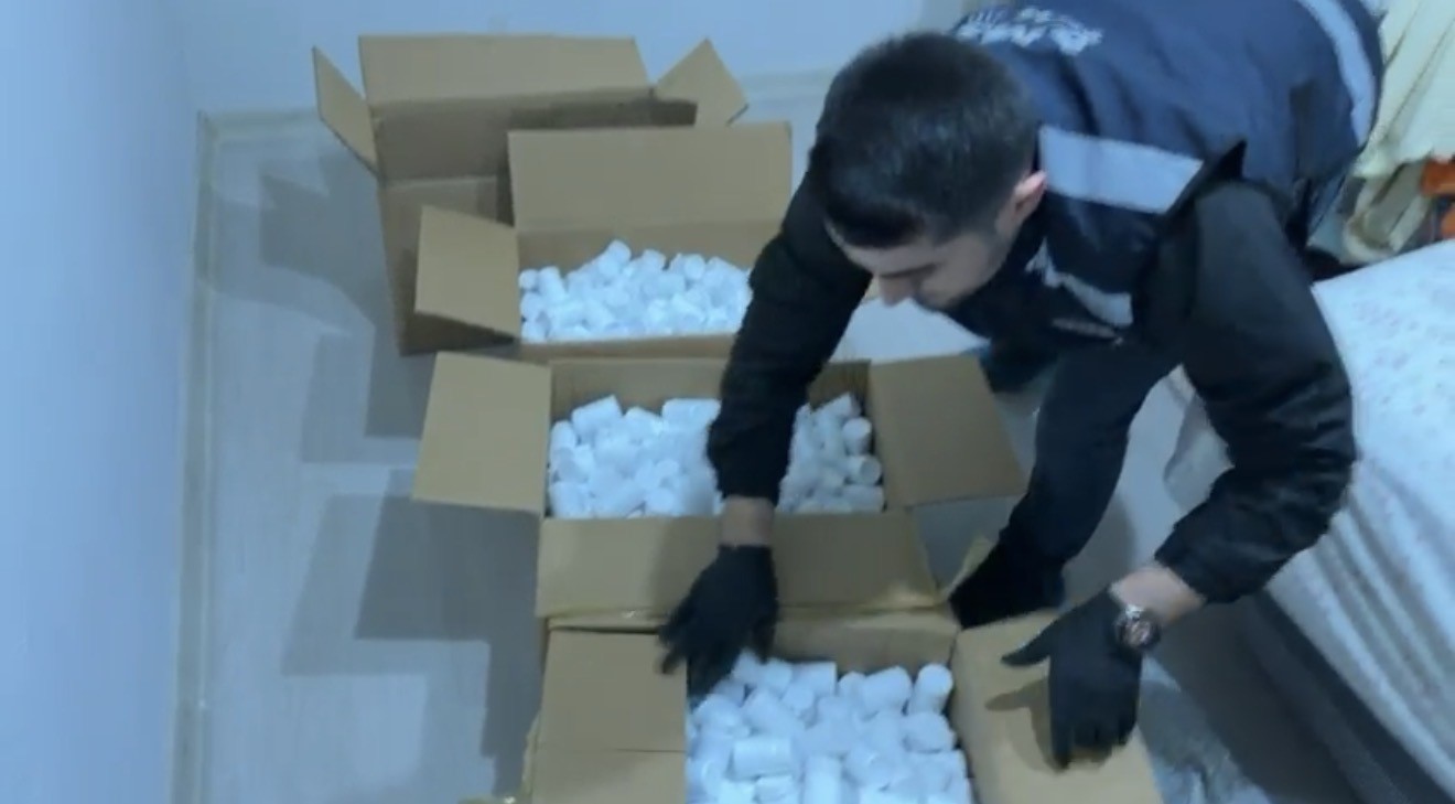 Anne-oğul 230 bin uyuşturucu hapla yakalandı: Oğlu tutuklandı, anneye adli kontrol
