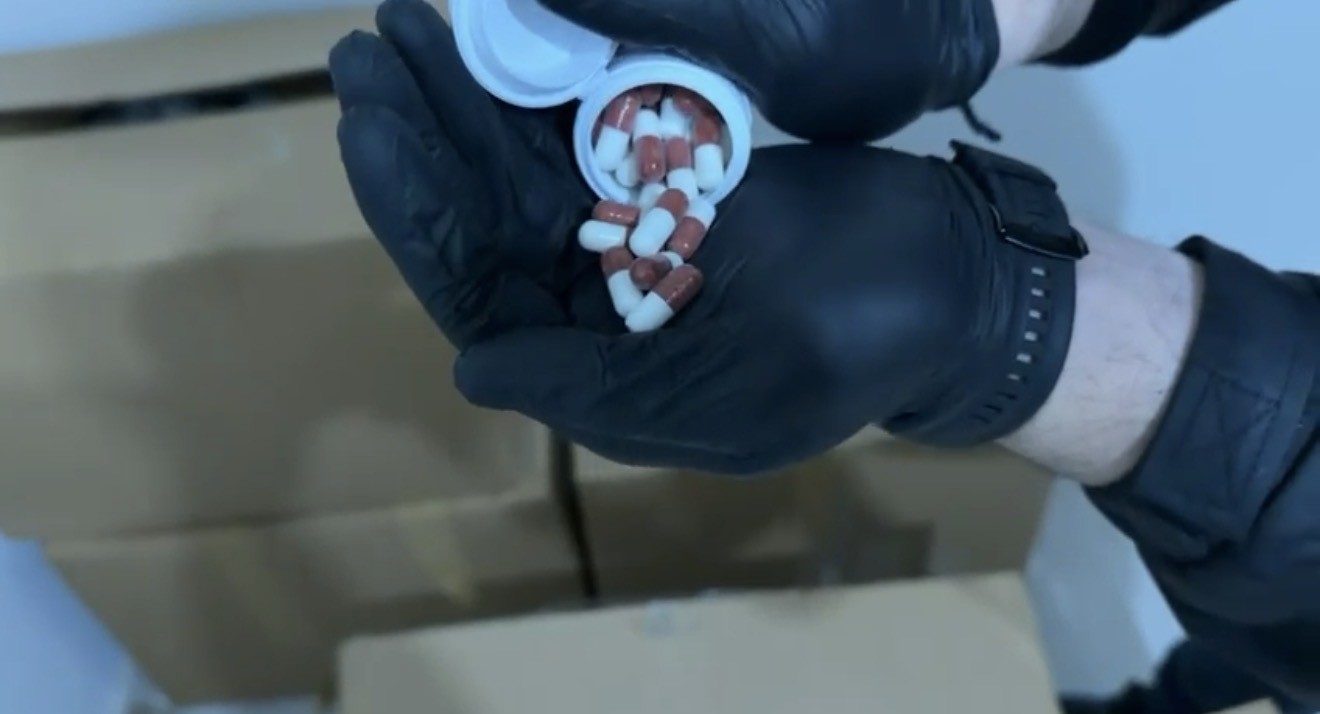 Anne-oğul 230 bin uyuşturucu hapla yakalandı: Oğlu tutuklandı, anneye adli kontrol
