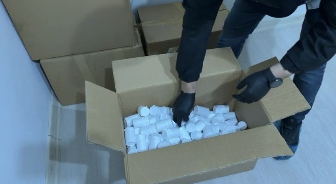 Anne-oğul 230 bin uyuşturucu hapla yakalandı: Oğlu tutuklandı, anneye adli kontrol
