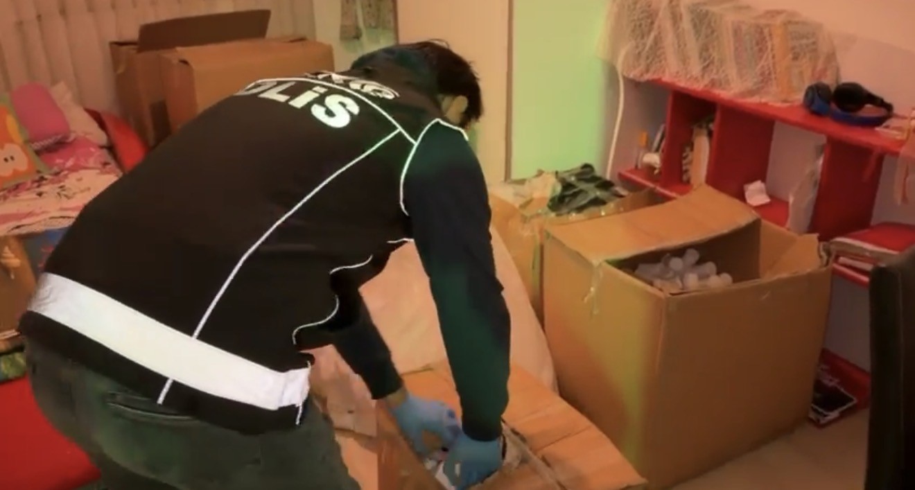 Anne-oğul 230 bin uyuşturucu hapla yakalandı: Oğlu tutuklandı, anneye adli kontrol
