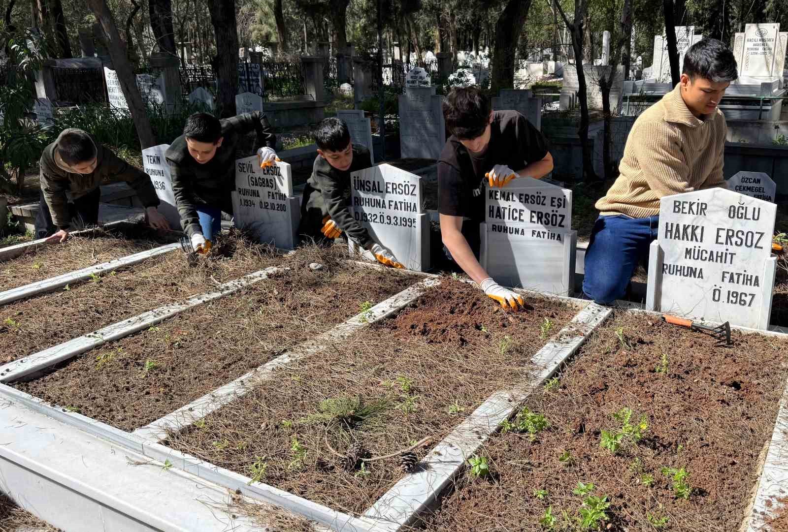Anneannelerinin öğüdüyle başladılar, binlerce mezarı temizlediler
