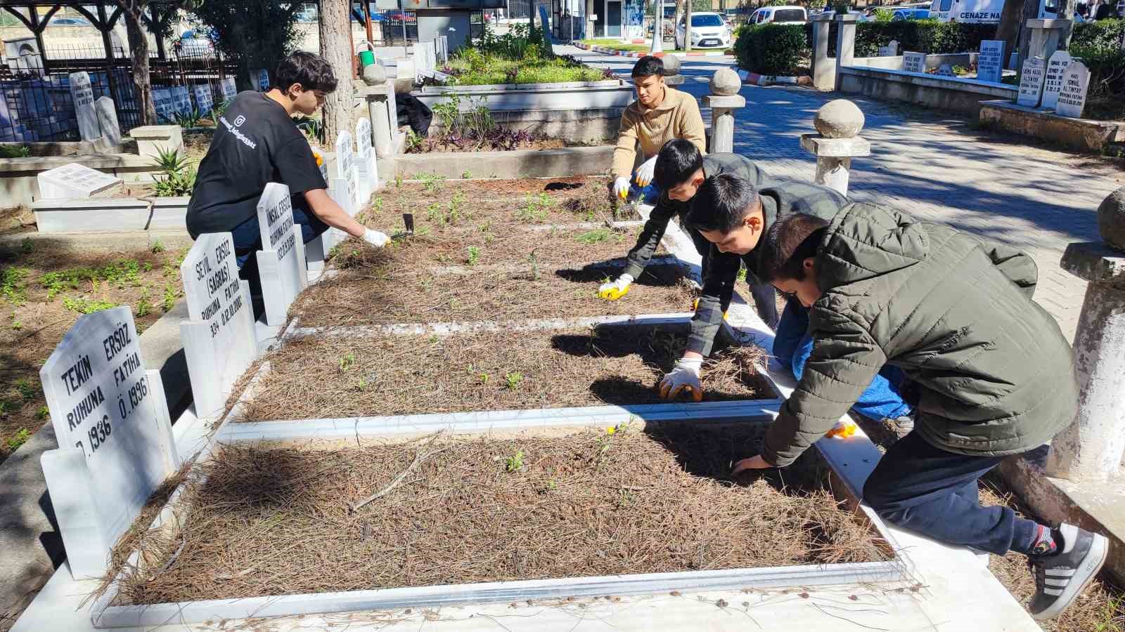Anneannelerinin öğüdüyle başladılar, binlerce mezarı temizlediler
