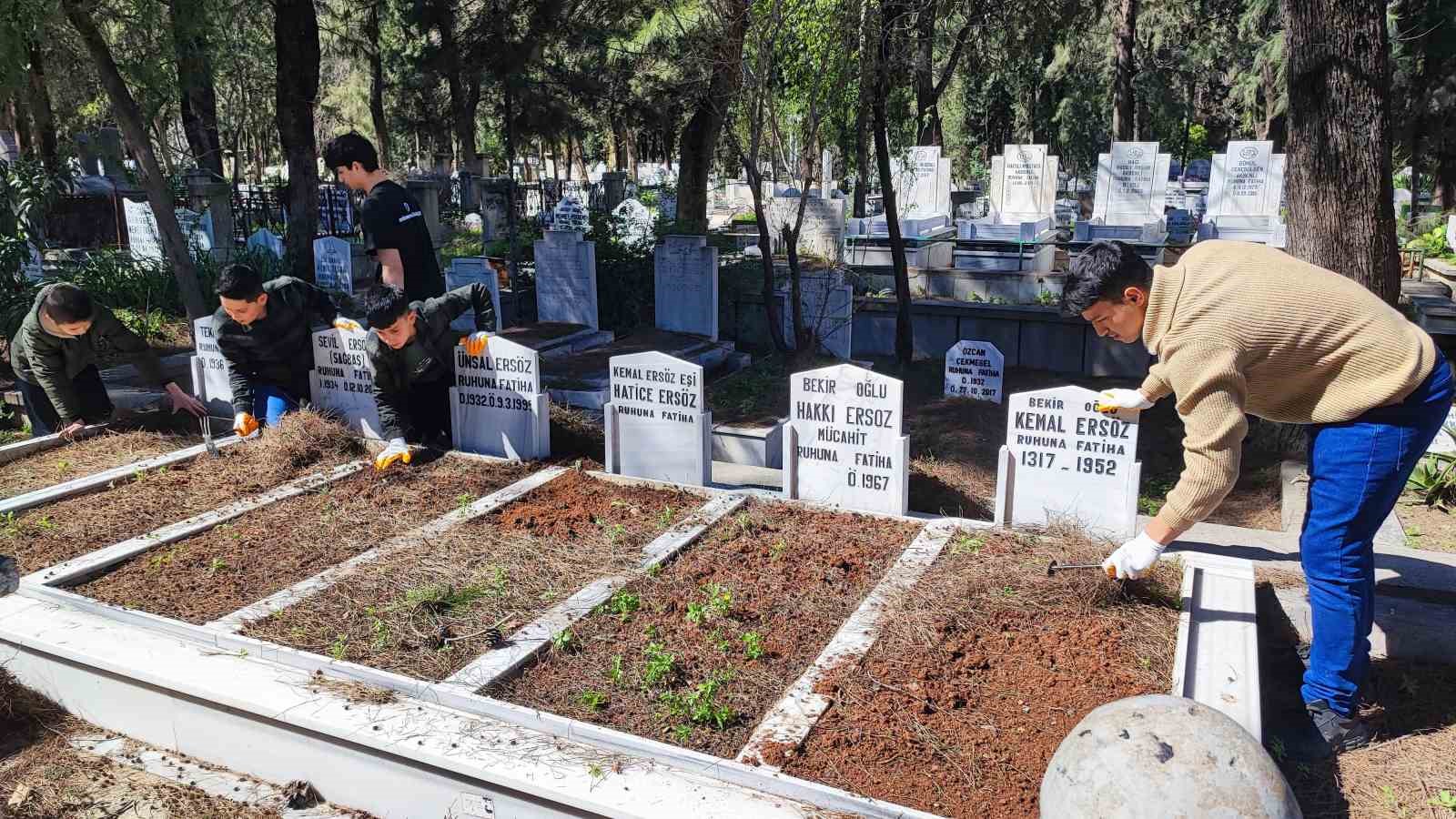 Anneannelerinin öğüdüyle başladılar, binlerce mezarı temizlediler

