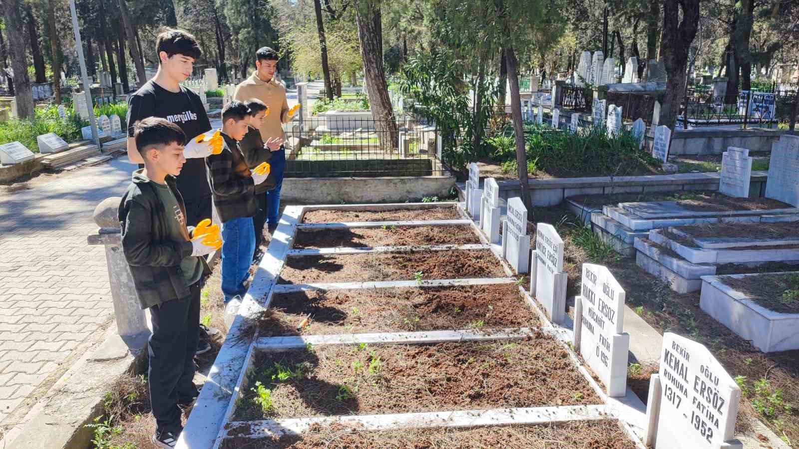 Anneannelerinin öğüdüyle başladılar, binlerce mezarı temizlediler
