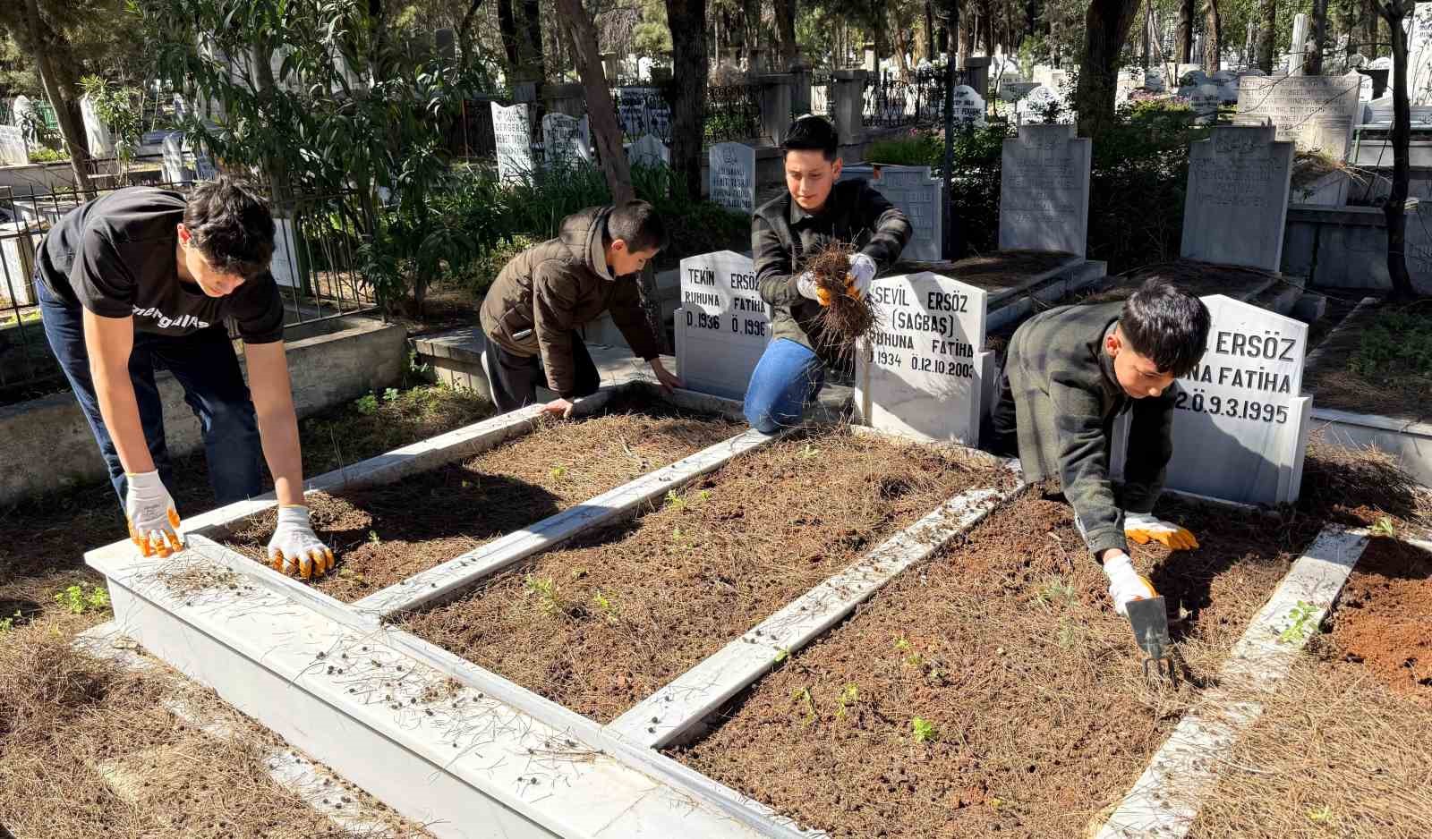 Anneannelerinin öğüdüyle başladılar, binlerce mezarı temizlediler
