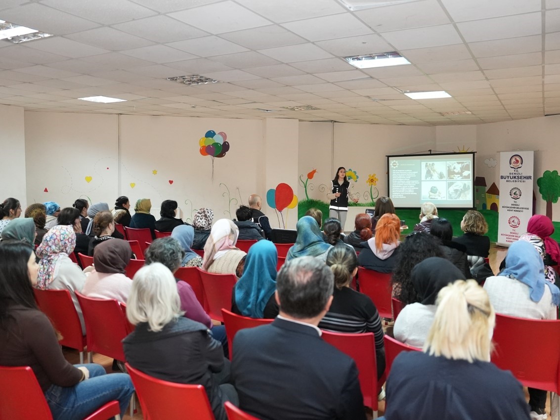 Annelere bağımlılıkla mücadele ve afet bilinci semineri verildi
