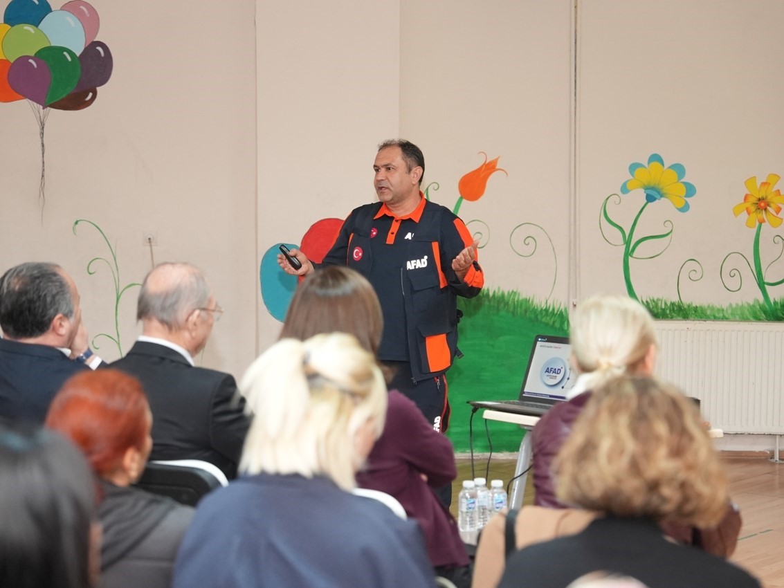 Annelere bağımlılıkla mücadele ve afet bilinci semineri verildi
