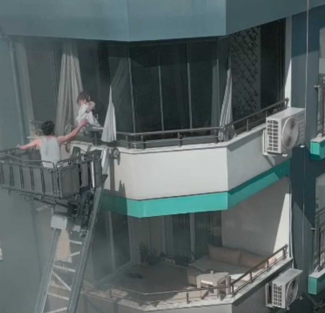 Annesi tarafından terk edilen çocuk büyüdü, yangında mahsur kalan bebeğin kahramanı oldu
Annesi tarafından terk edilen çocuk büyüdü, yangında mahsur kalan bebeğin kahramanı oldu