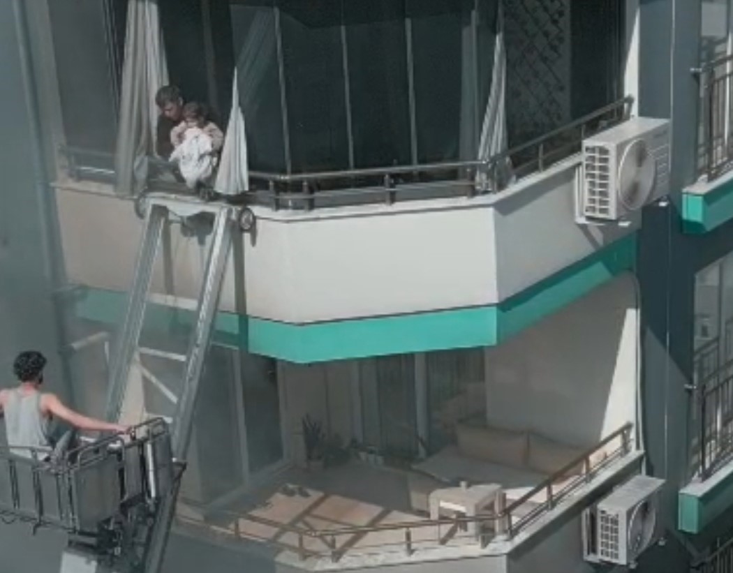 Annesi tarafından terk edilen çocuk büyüdü, yangında mahsur kalan bebeğin kahramanı oldu
Annesi tarafından terk edilen çocuk büyüdü, yangında mahsur kalan bebeğin kahramanı oldu