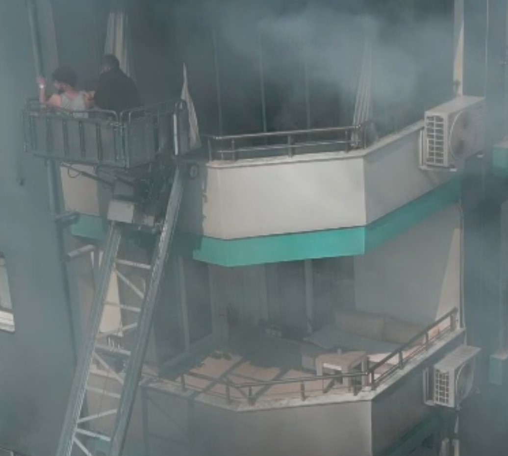 Annesi tarafından terk edilen çocuk büyüdü, yangında mahsur kalan bebeğin kahramanı oldu
Annesi tarafından terk edilen çocuk büyüdü, yangında mahsur kalan bebeğin kahramanı oldu