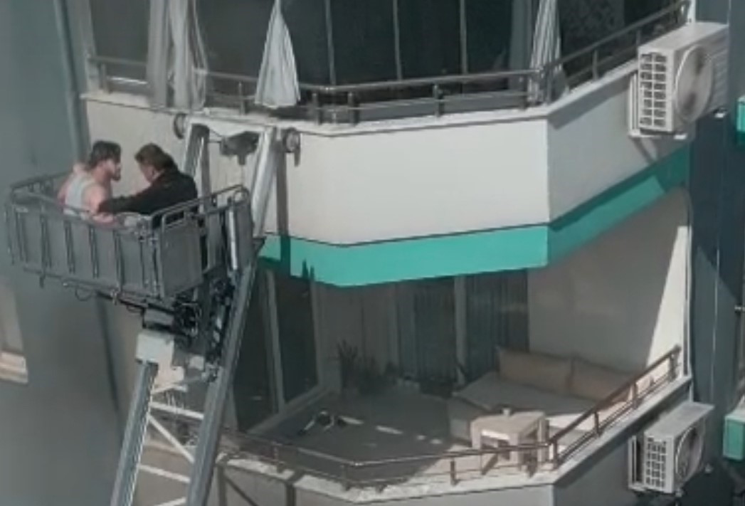 Annesi tarafından terk edilen çocuk büyüdü, yangında mahsur kalan bebeğin kahramanı oldu
Annesi tarafından terk edilen çocuk büyüdü, yangında mahsur kalan bebeğin kahramanı oldu