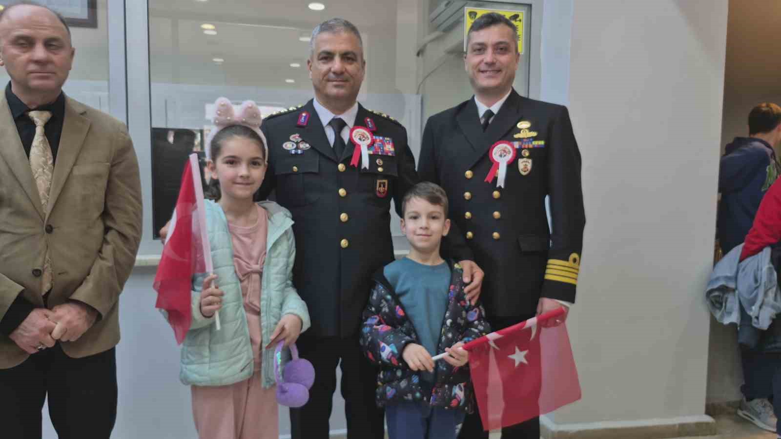 Annesinden elinden kurtulan minik, Vali Arslan’ın koltuğuna oturdu
