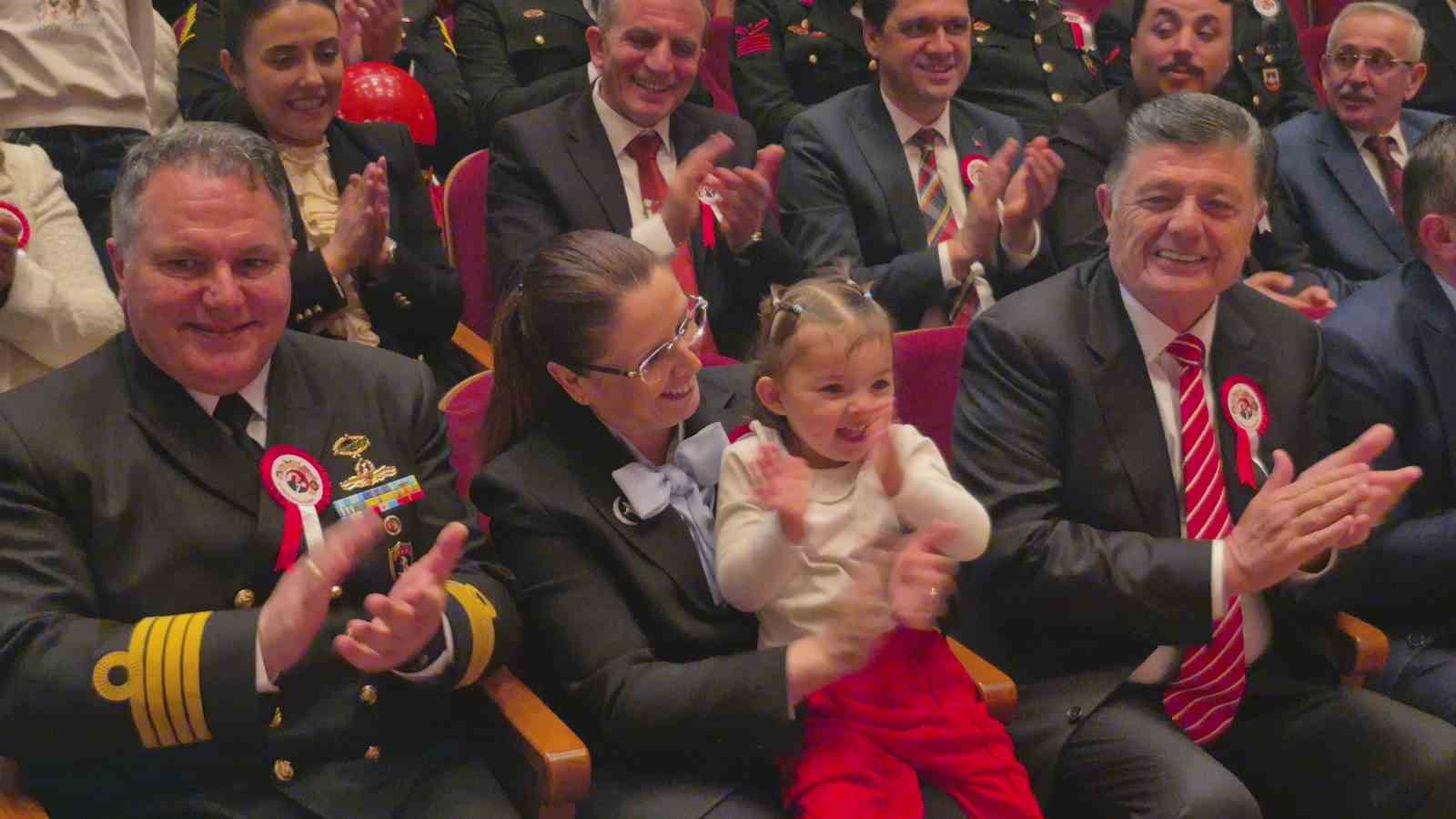 Annesinden elinden kurtulan minik, Vali Arslan’ın koltuğuna oturdu
