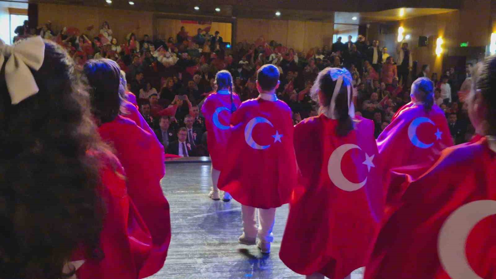 Annesinden elinden kurtulan minik, Vali Arslan’ın koltuğuna oturdu
