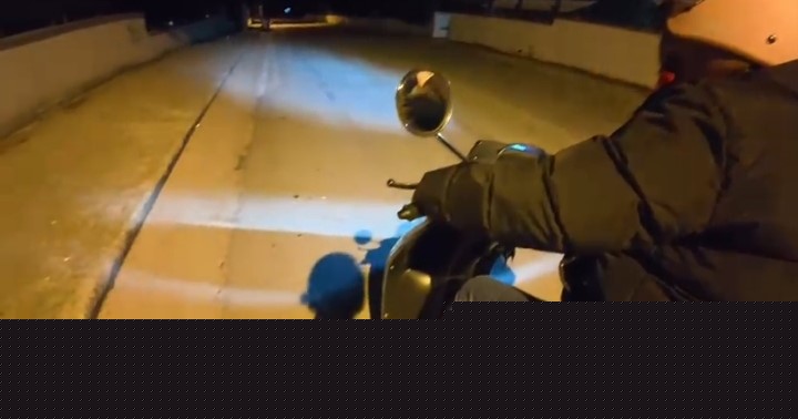 Annesine gece motor sürmeyi öğreten genç izleyenleri gülümsetti
