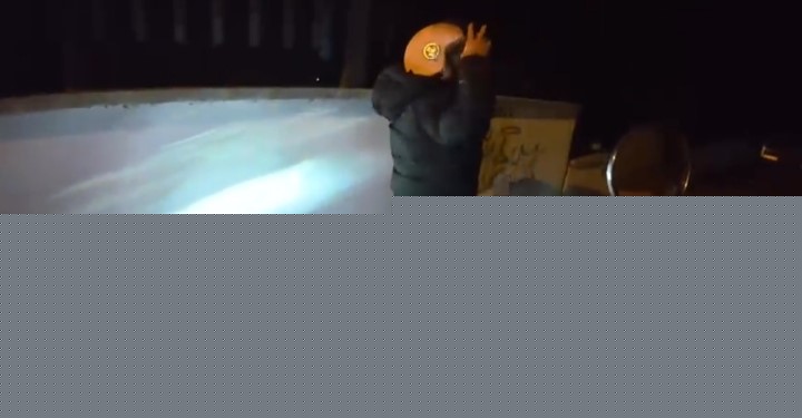 Annesine gece motor sürmeyi öğreten genç izleyenleri gülümsetti
