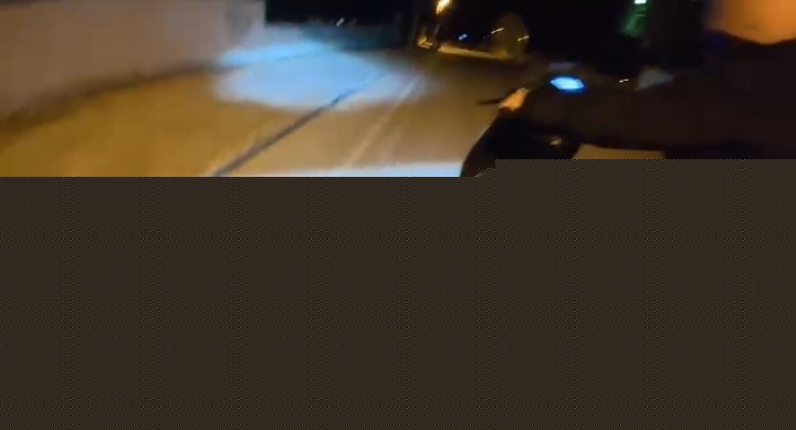 Annesine gece motor sürmeyi öğreten genç izleyenleri gülümsetti
