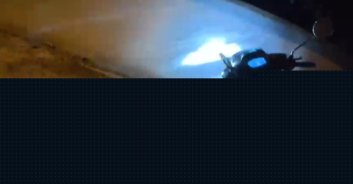 Annesine gece motor sürmeyi öğreten genç izleyenleri gülümsetti
