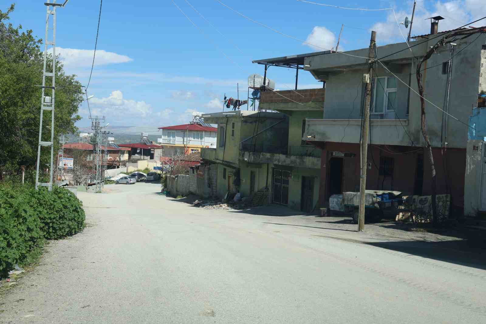 Annesine sopayla saldıran şahıs, araya giren eşini defalarca bıçaklayarak öldürdü
