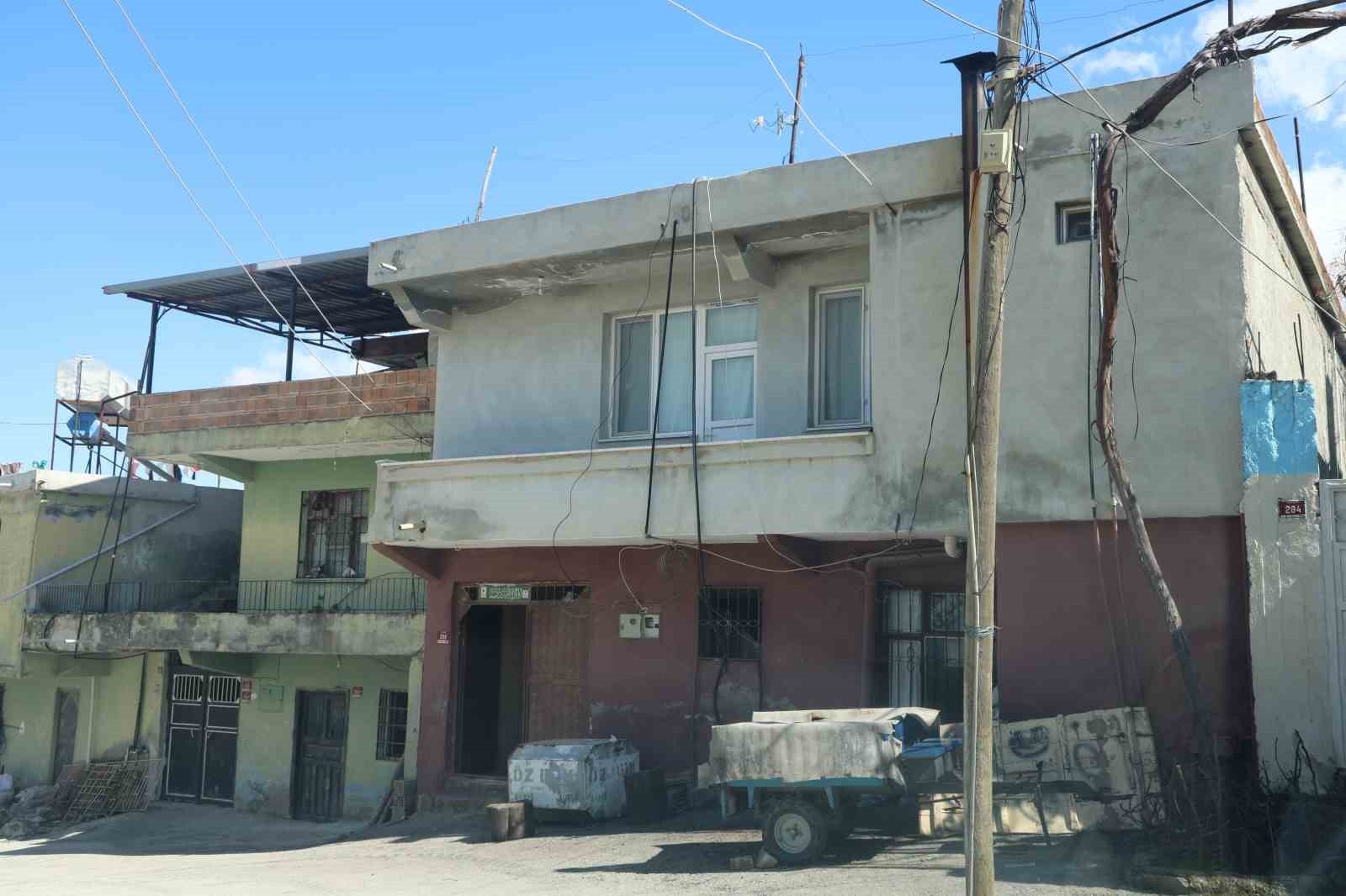 Annesine sopayla saldıran şahıs, araya giren eşini defalarca bıçaklayarak öldürdü
