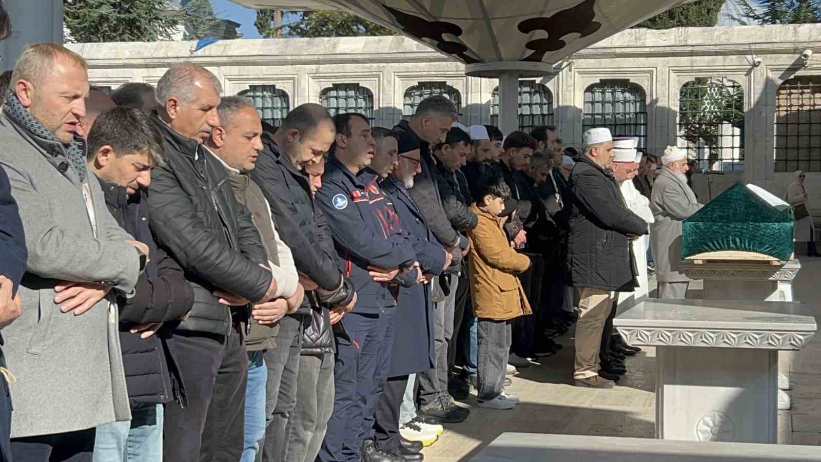 Annesinin cenazesinde ağabeyi tarafından öldürülen kardeş son yolculuğuna uğurlandı
