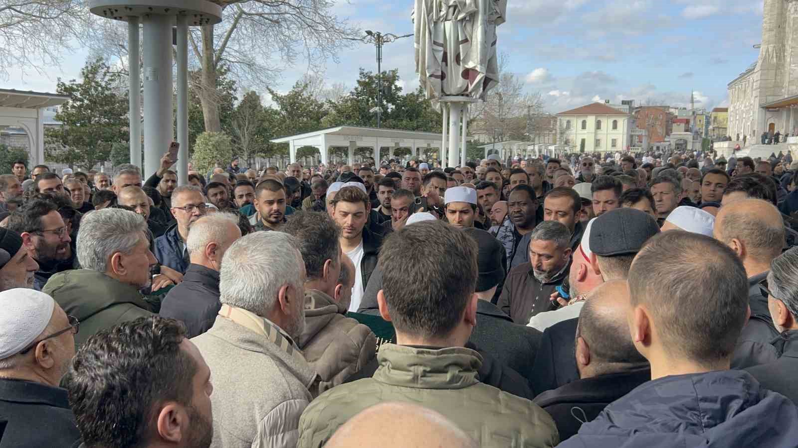 Annesinin cenazesinde ağabeyi tarafından öldürülen kardeş son yolculuğuna uğurlandı
