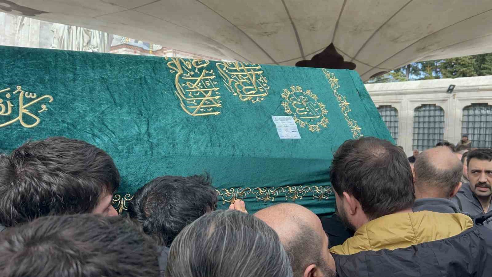 Annesinin cenazesinde ağabeyi tarafından öldürülen kardeş son yolculuğuna uğurlandı
