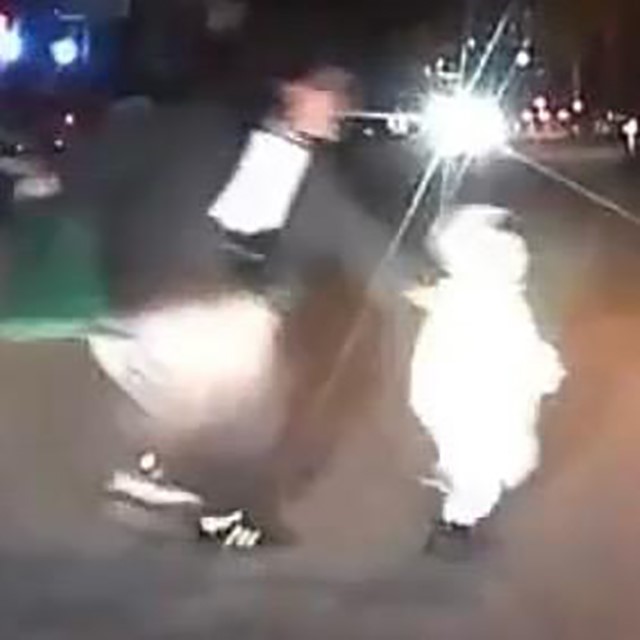 Annesinin elinden kaçıp yola koşan çocuk kazadan kurtuldu
