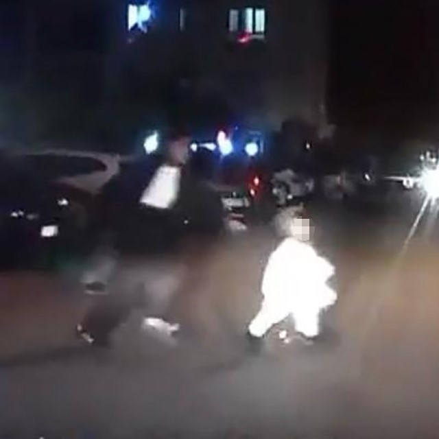 Annesinin elinden kaçıp yola koşan çocuk kazadan kurtuldu
