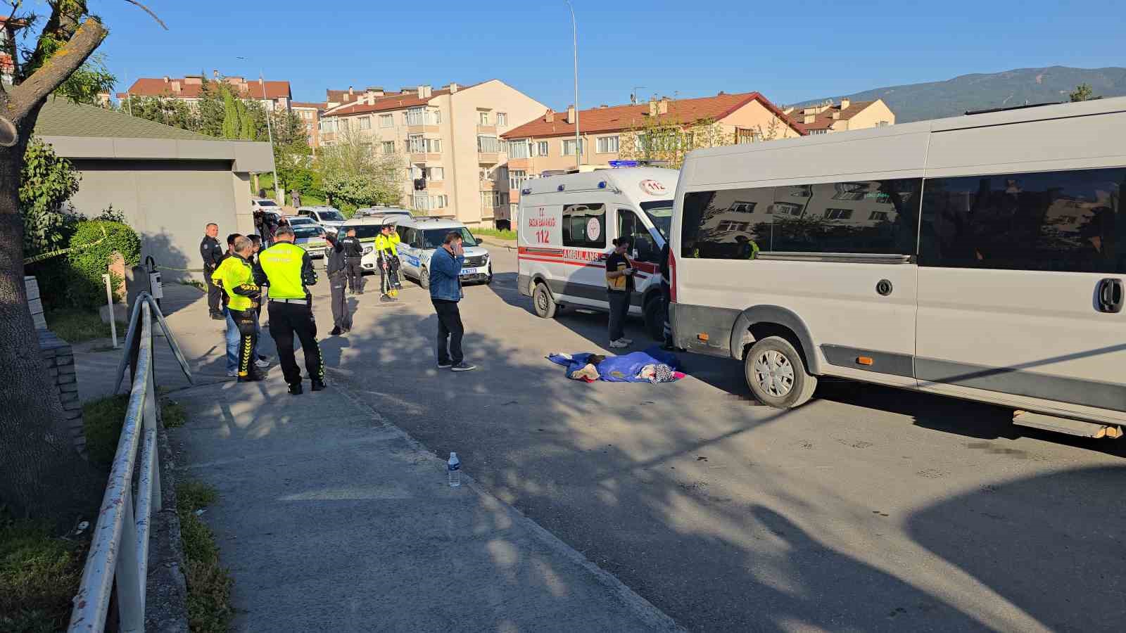 Annesinin elinden kurtulup yola fırlayan 3 yaşındaki Aybars servis aracının altında can verdi
