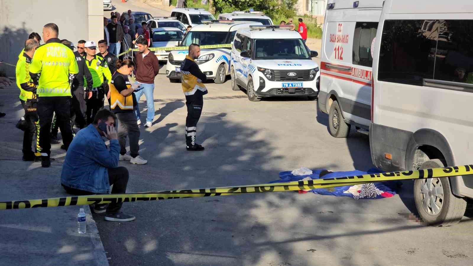 Annesinin elinden kurtulup yola fırlayan 3 yaşındaki Aybars servis aracının altında can verdi
